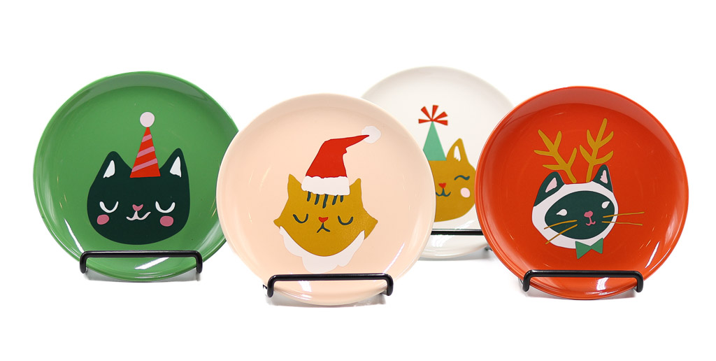 four plates organized in a diamond, green, white, peach, orange, each with a kitty on it.