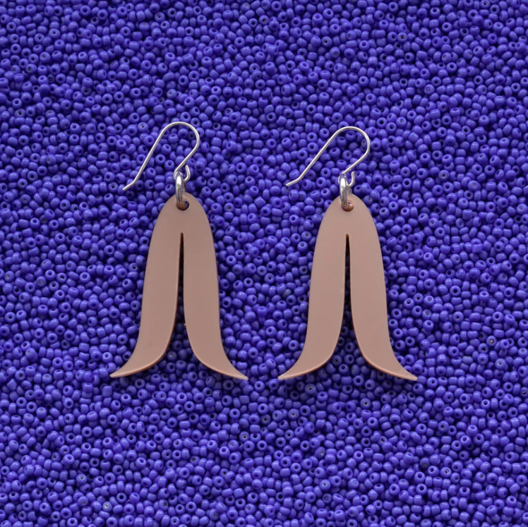 Joined Feather Mini Earrings Dry Pine Needle Brown Joined Feather Mini Earrings Dry Pine Needle Brown